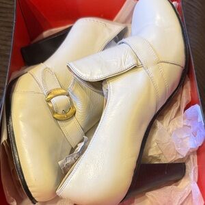 BCBG LEATHER Elegant Cream Heeled SHOE BOOTS
